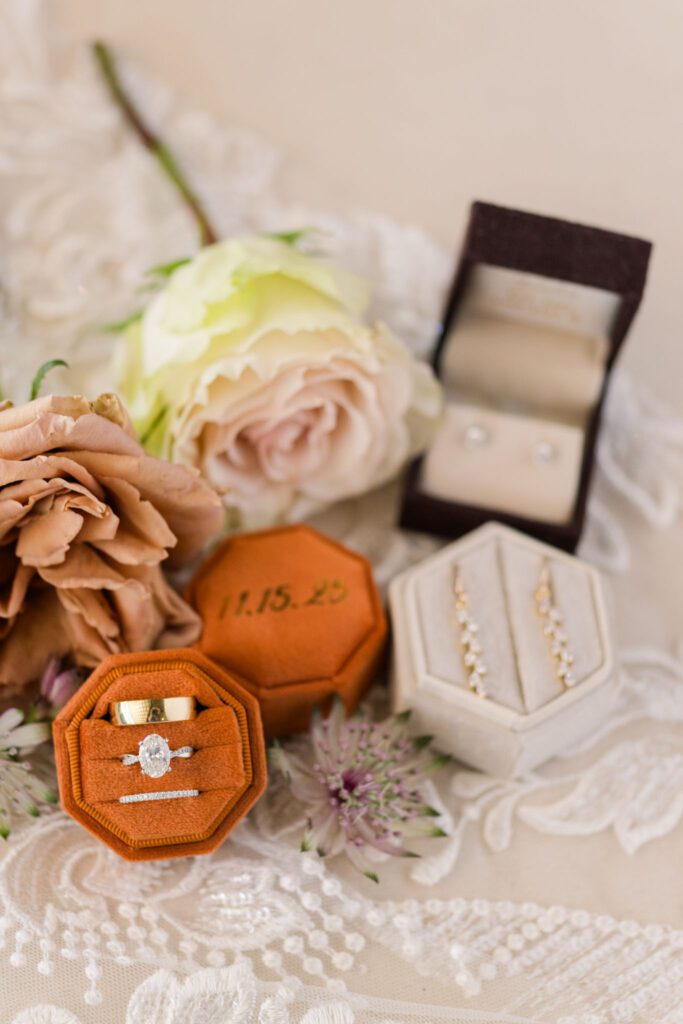 Wedding rings with peach and white flowers